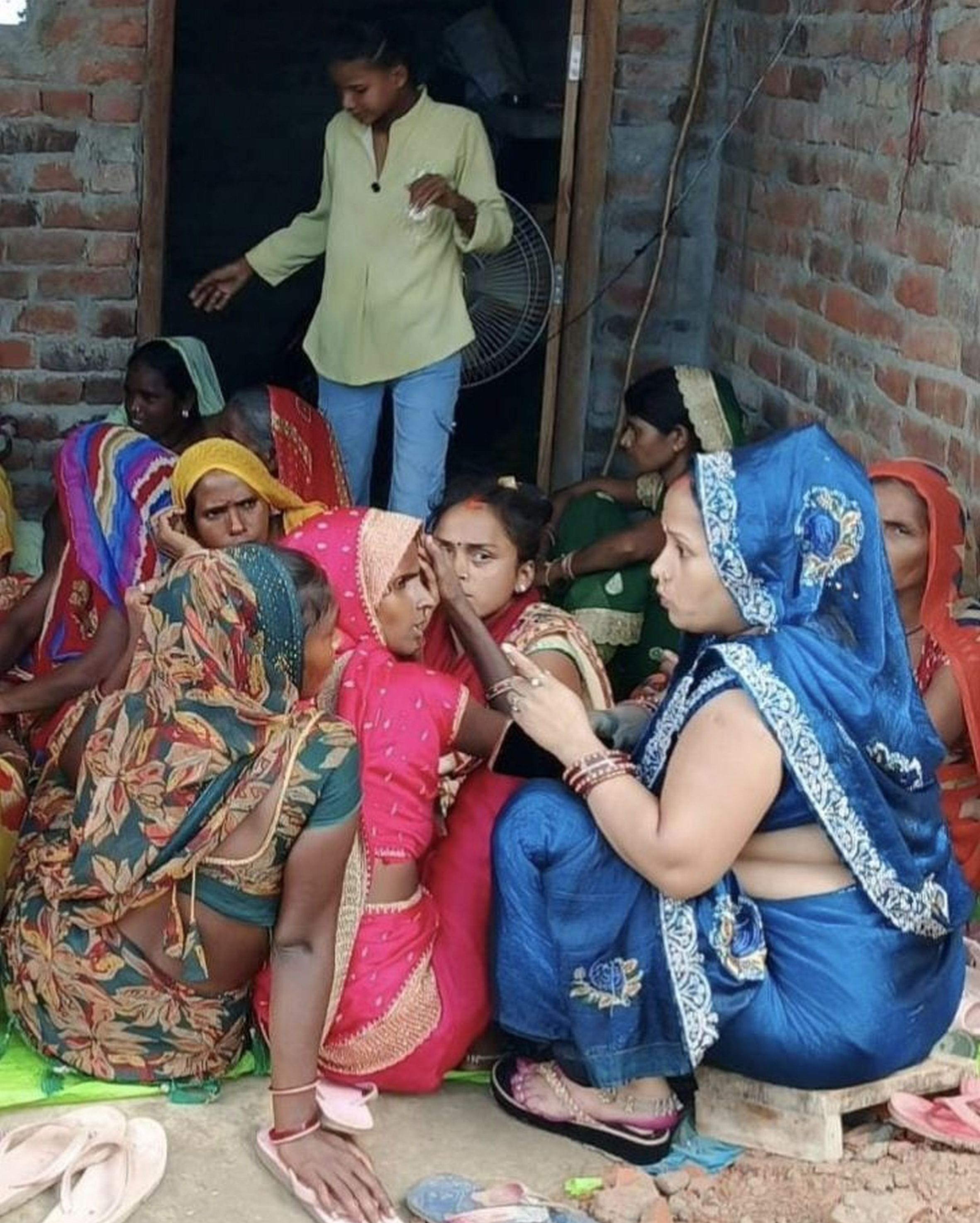  सिंहपुर के बड़ानापुर में गमगनी बैठे परिजन। स्रोत: ग्रामीण