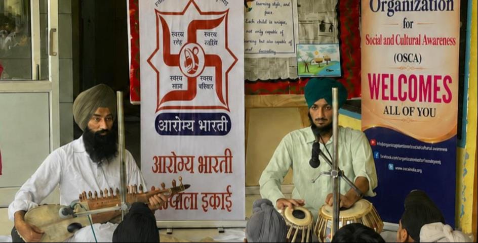 सुखपाल सीनियर सेकेंडरी स्कूल में कार्यक्रम में प्रस्तुति देते पदाधिकारी। स्कूल