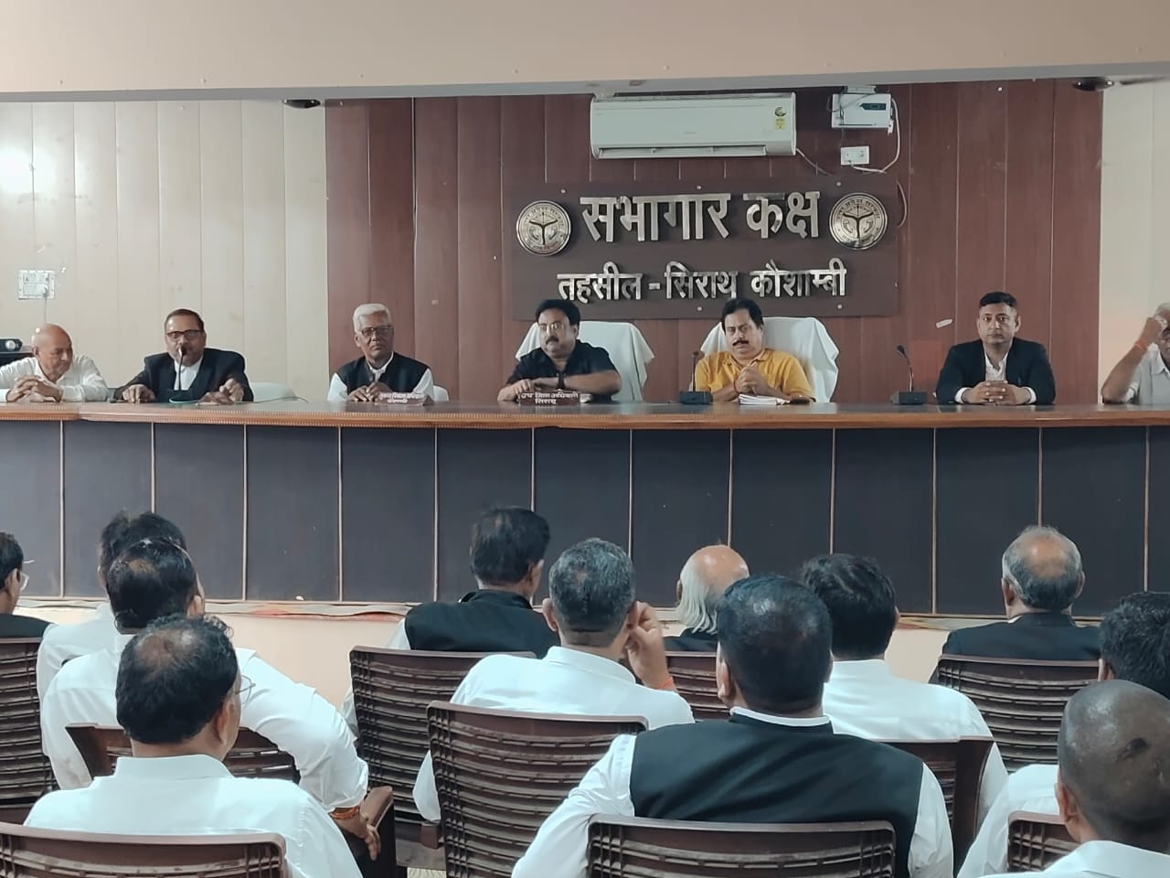 सिराथू तहसील सभागार में अधिवक्ताओं के साथ बैठक करते एसडीएम। संवाद