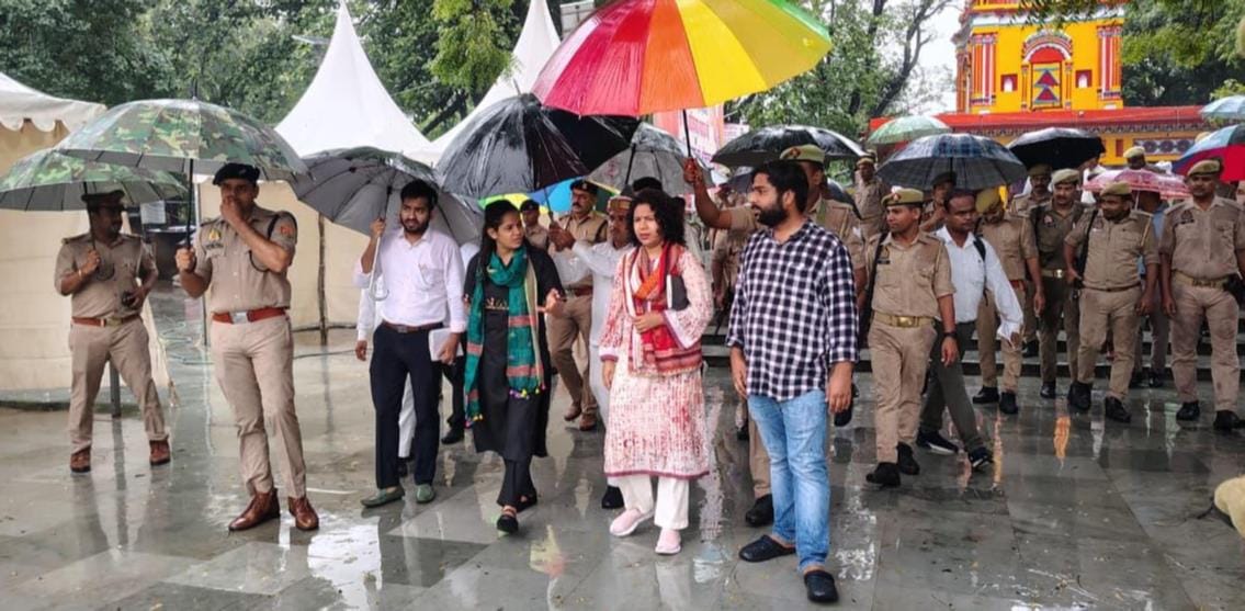 सीताद्वार मंदिर परिसर का निरीक्षण करतीं मंडलायुक्त व अन्य अधिकारी।