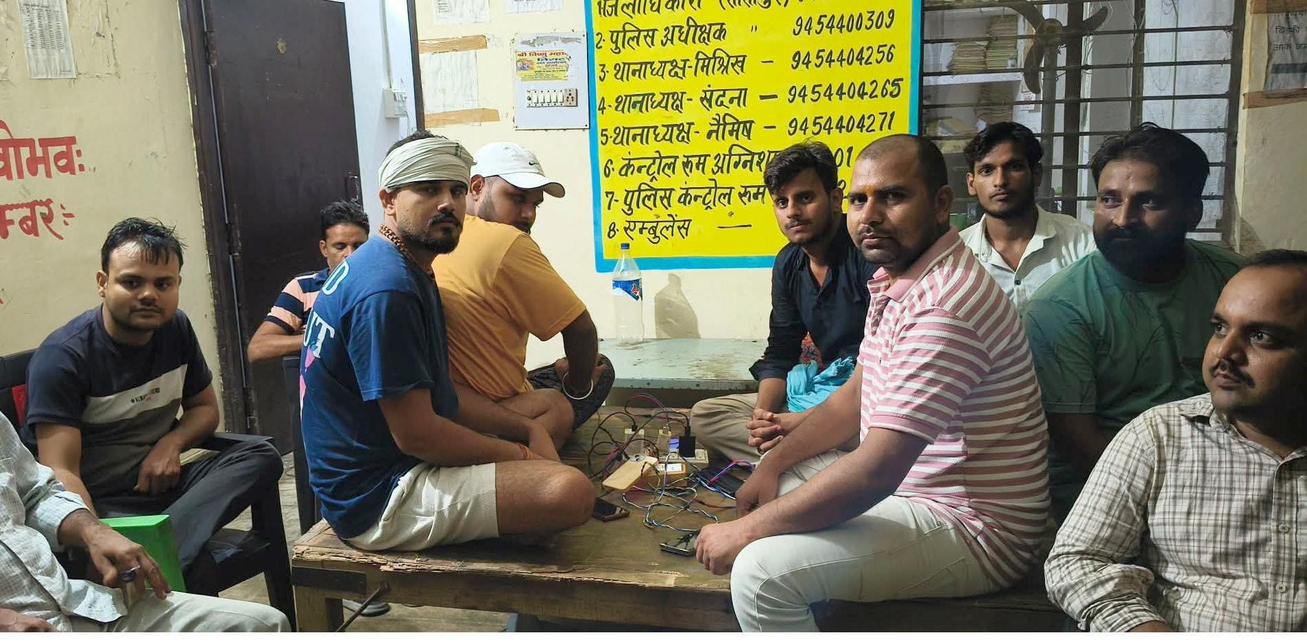 संदना में सरवा पावर हाउस पर मौजूद ग्रामीण। संवाद