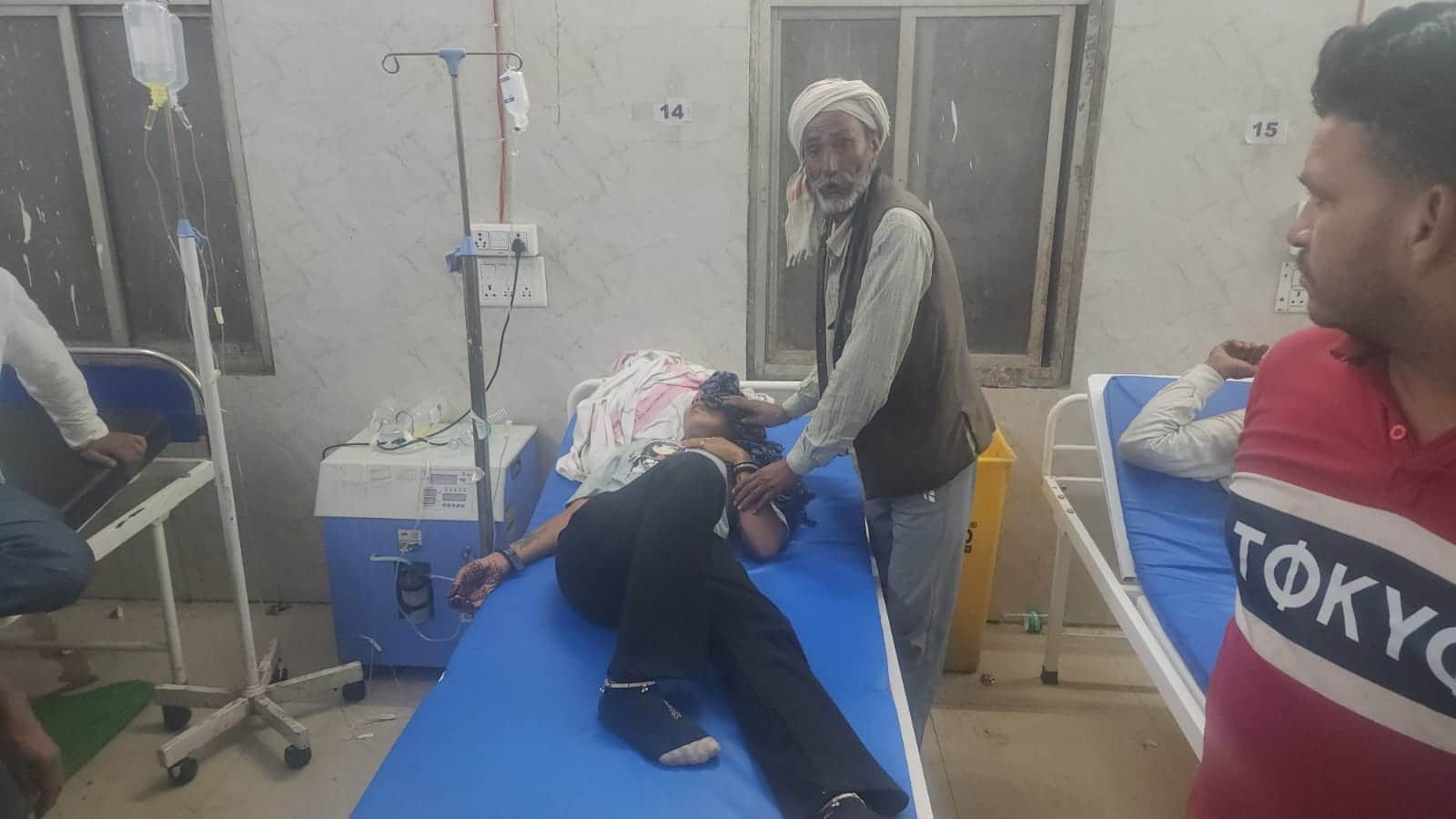 घायल का उपचार करते डॉक्टर।