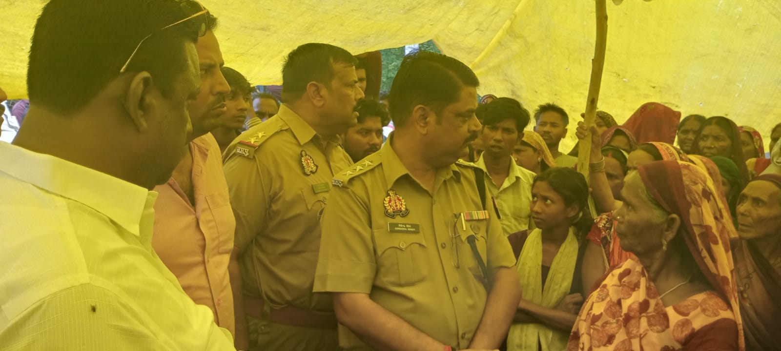 शाहगंज, शव घर पर रखकर आरोपितों की गिरफ्तारी की मांग, 15 घंटे बाद हुआ अंतिम संस्कार। स्रोत-सोशल 