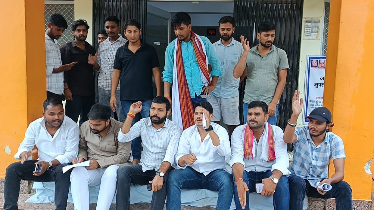 Students' anger erupts over the trauma center's affiliation with the medical college; they stage a protest.
