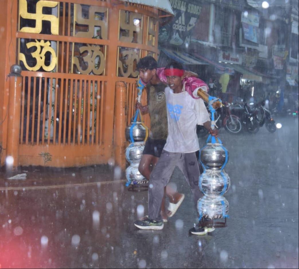 शामली के मुजफ्फरनगर रोड पर बारिश में जाते शिवभक्त। नागरिक