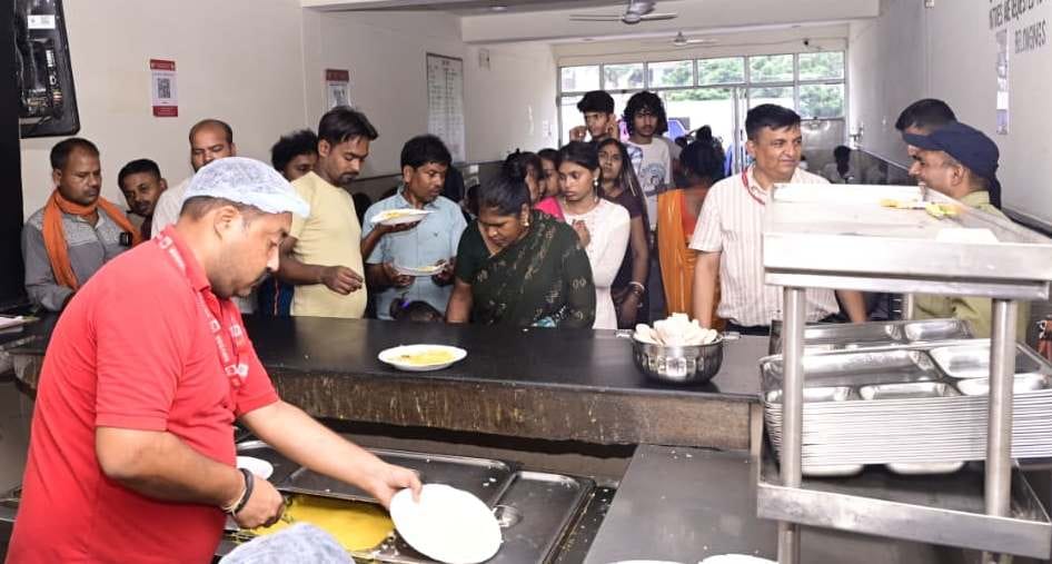  श्राइन बोर्ड द्वारा श्रद्धालुओं के लिए निशुल्क लंगर लगाया