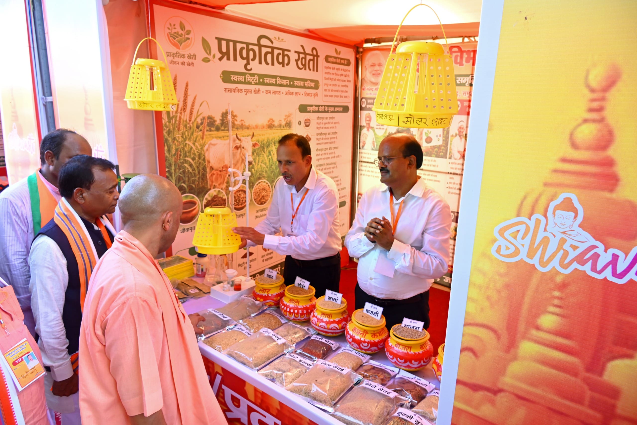 श्रावस्ती में कार्यक्रम में माैजूद सीएम योगी।