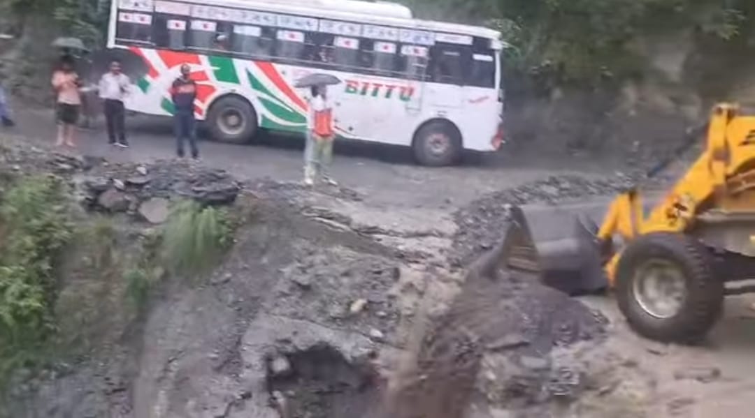 25 passengers remained stranded for three hours amidst a surging drain.