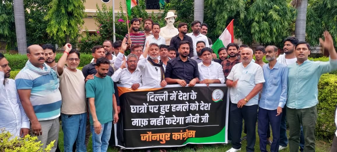 दिल्ली में छात्रों के ऊपर हुए लाठी चार्ज के विरोध में प्रदर्शन करते कांग्रेस के नेता-कार्यकर्ता