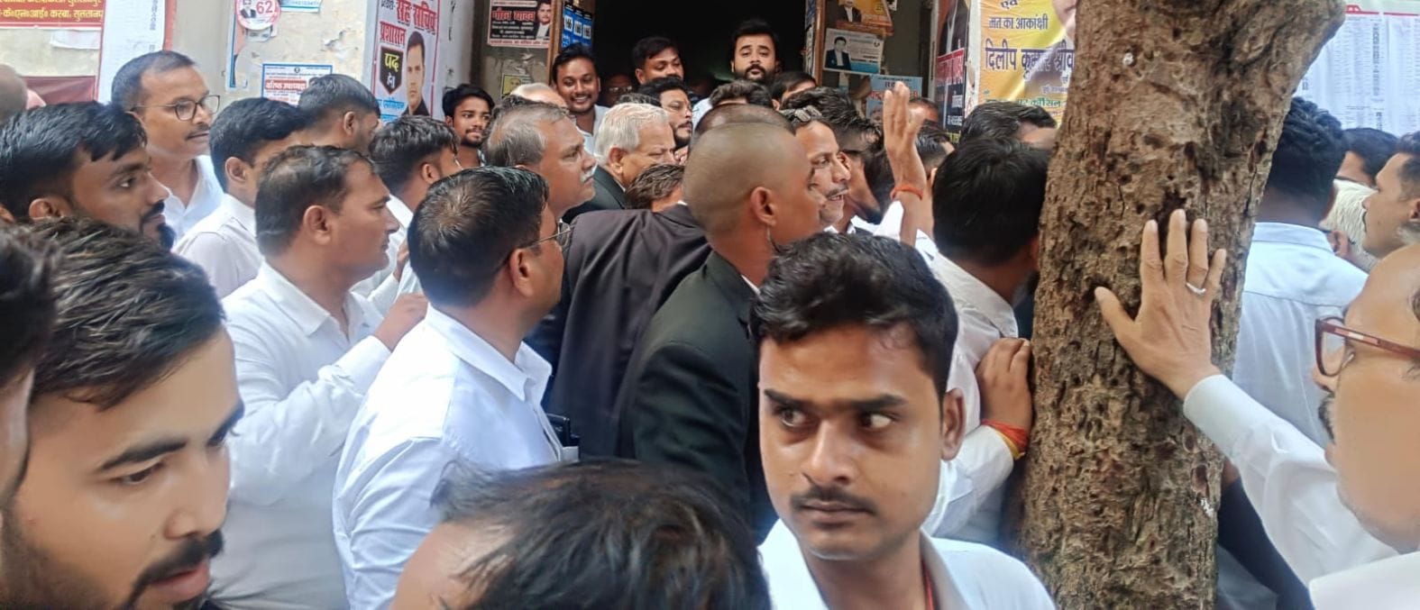 दीवानी न्यायालय में अधिवक्ताओं की लगी भीड़। स्रोत-सोशल मीडिया