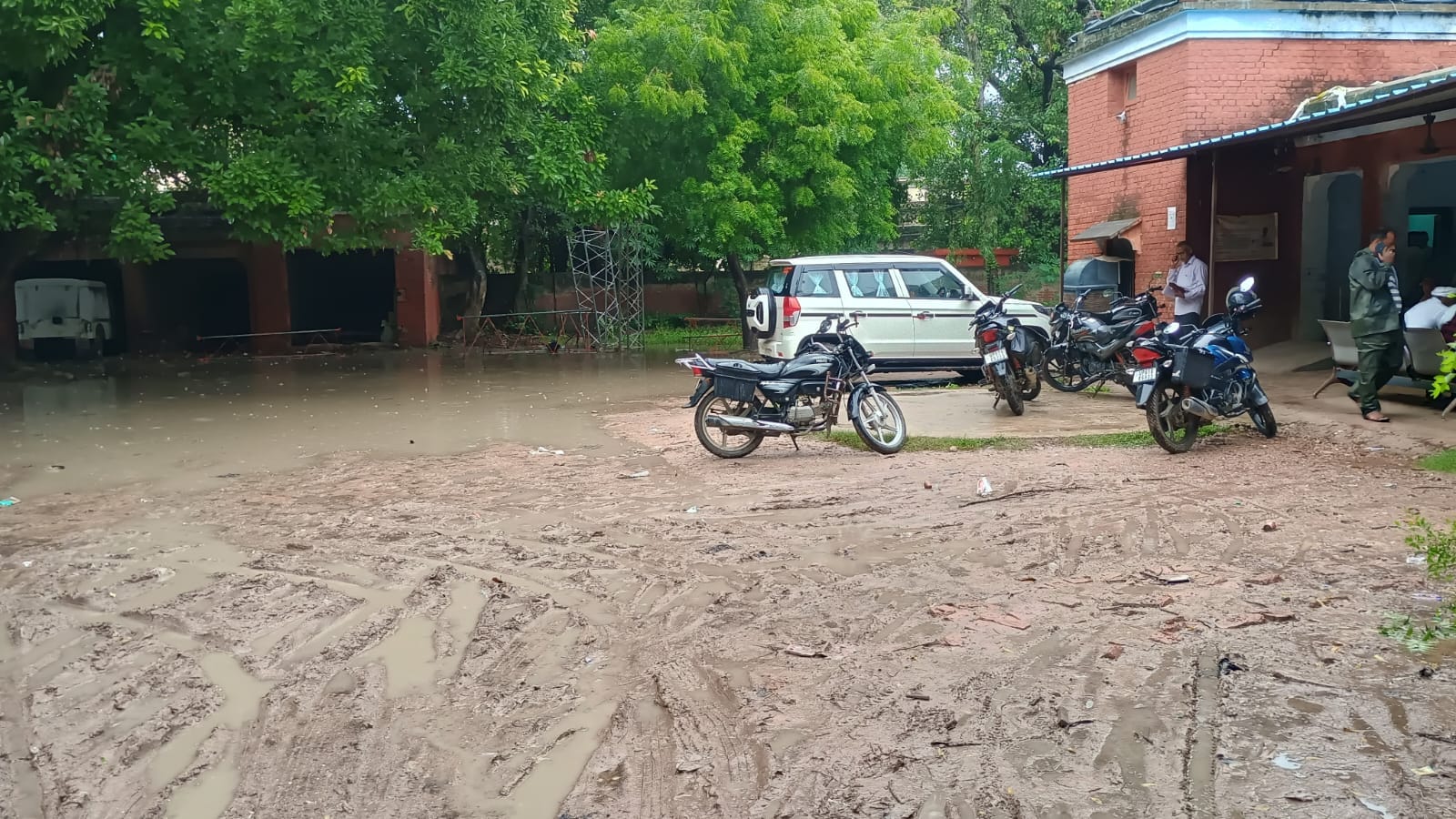 उपनिबंधक कार्यालय सदर में लगा कीचड़ व बारिश का पानी। संवाद