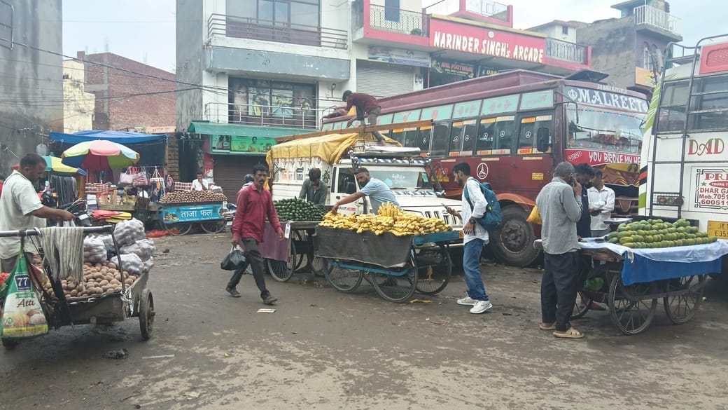 उधमपुर। शहर के बस स्टैंड पर लगी रेहड़ियां