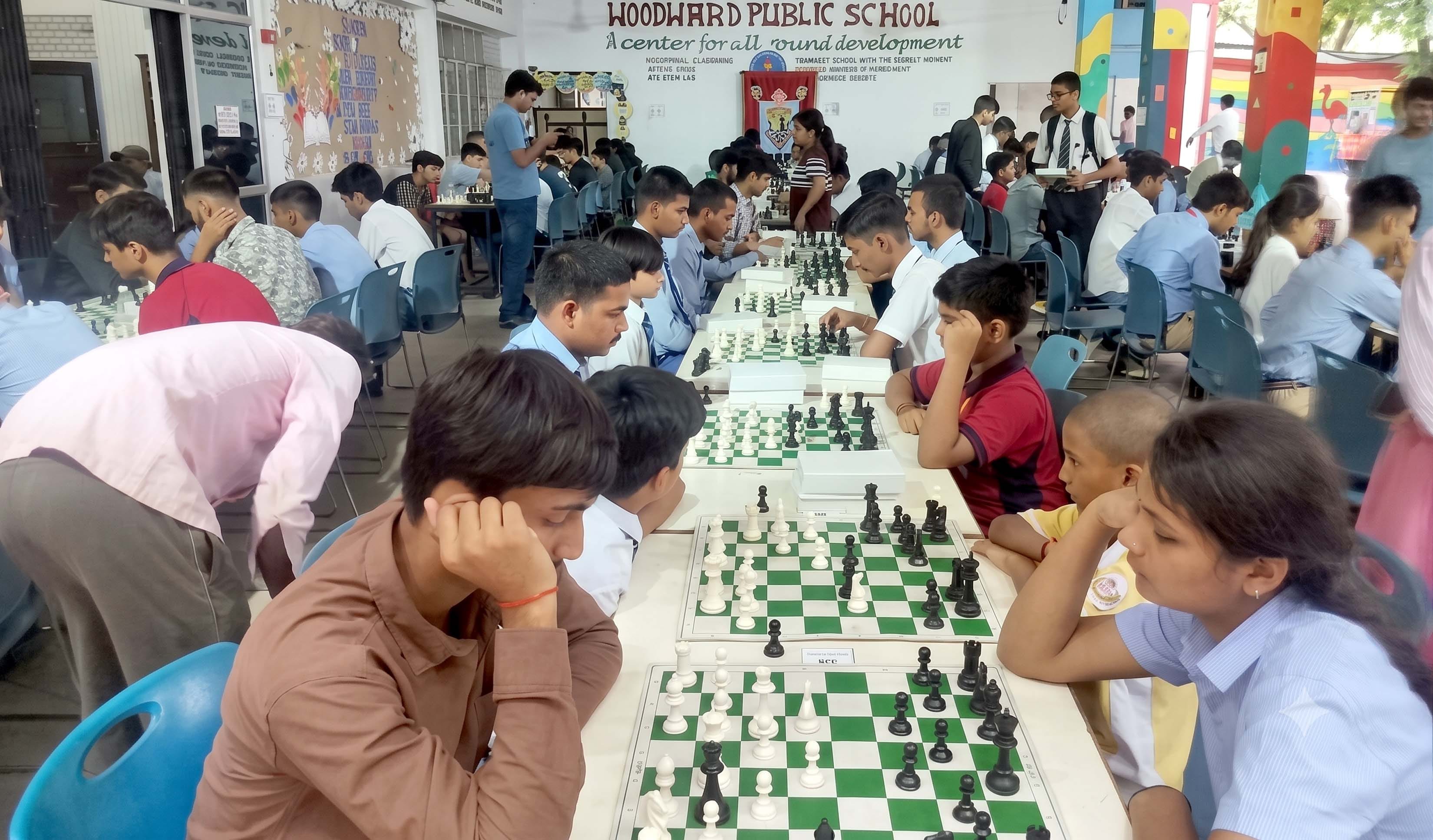 वुडवर्ड पब्लिक स्कूल प्रांगण में चेस प्रतियोगिता में हिस्सा लेते प्रतिभागी। स्रोत- संवाद