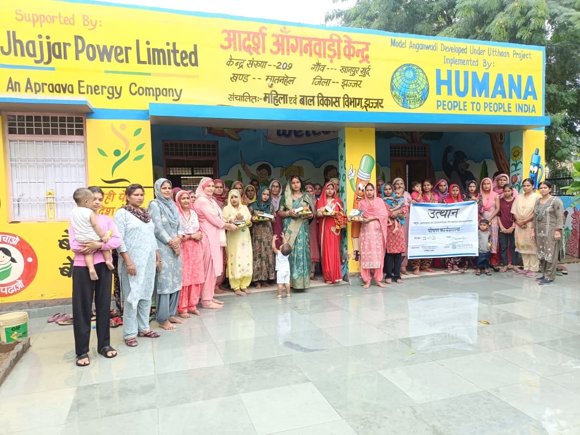 21jjrp12- आंगनबाड़ी केंद्र खानपुर खुर्द में  आयोजित गोद भराई कार्यक्रम में मौजूद महिलाएं। स्रोत