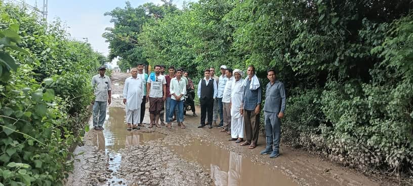 Villagers of Jadaula expressed their anger by raising slogans against the damaged road.