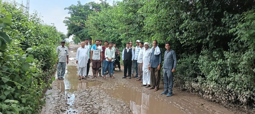Villagers of Jadaula expressed their anger by raising slogans against the damaged road.