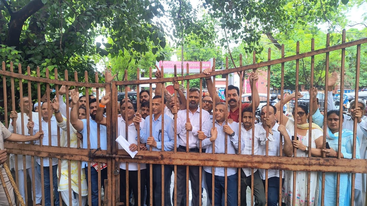 Congress protests against the lathi-charge on students in Delhi.