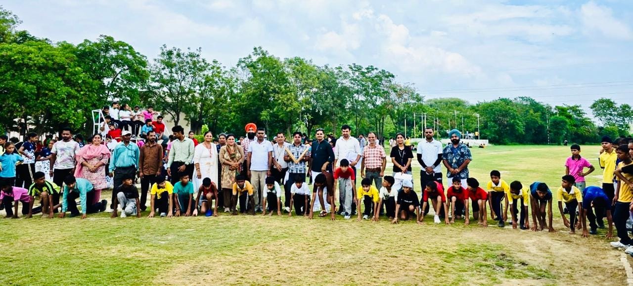 आयोजित खेलकूद प्रतियोगिता में भाग लेेते प्रतिभागी।