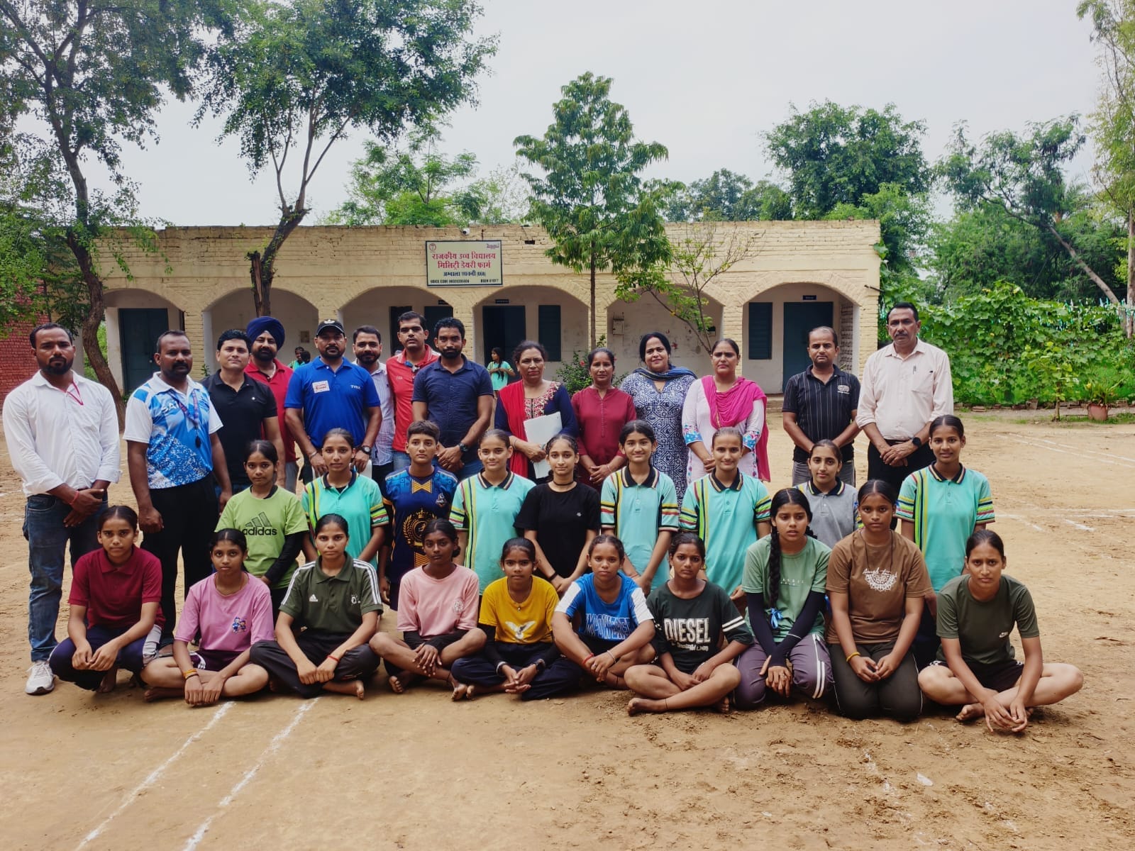 अंबाला में आयोजित खो-खो प्रतियोगिता के दौरान मौजूद स्कूल की टीमें व शिक्षक सहित समिति सदस्य। व