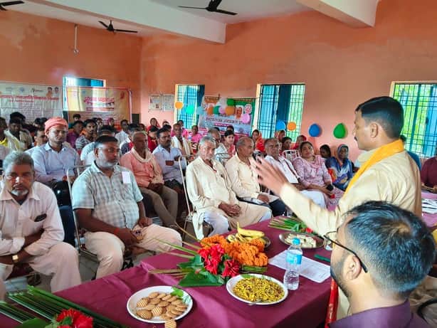 बभनी के कोंगा में जन चौपाल में संबोधित करते एससी एसटी आयोग के उपाध्यक्ष। संवाद