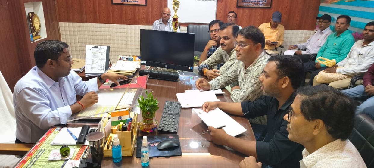 Demand for resolving teachers' issues