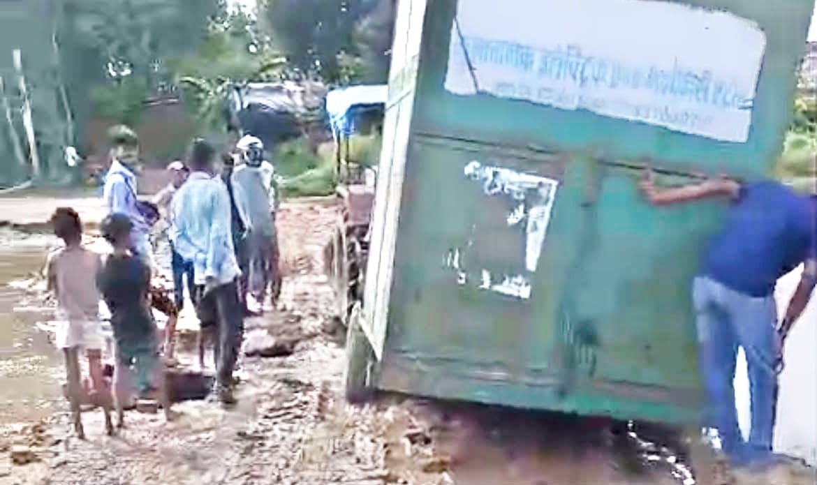 Connecting road near Pratapdandi on the Barkhera-Gajraula route damaged.