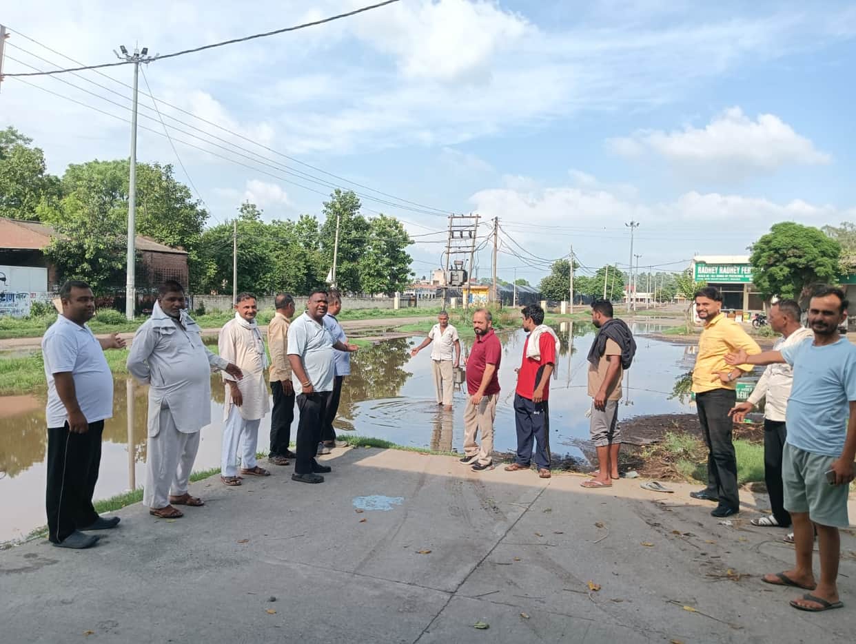 Traders are troubled by waterlogging at the gate of the grain market.