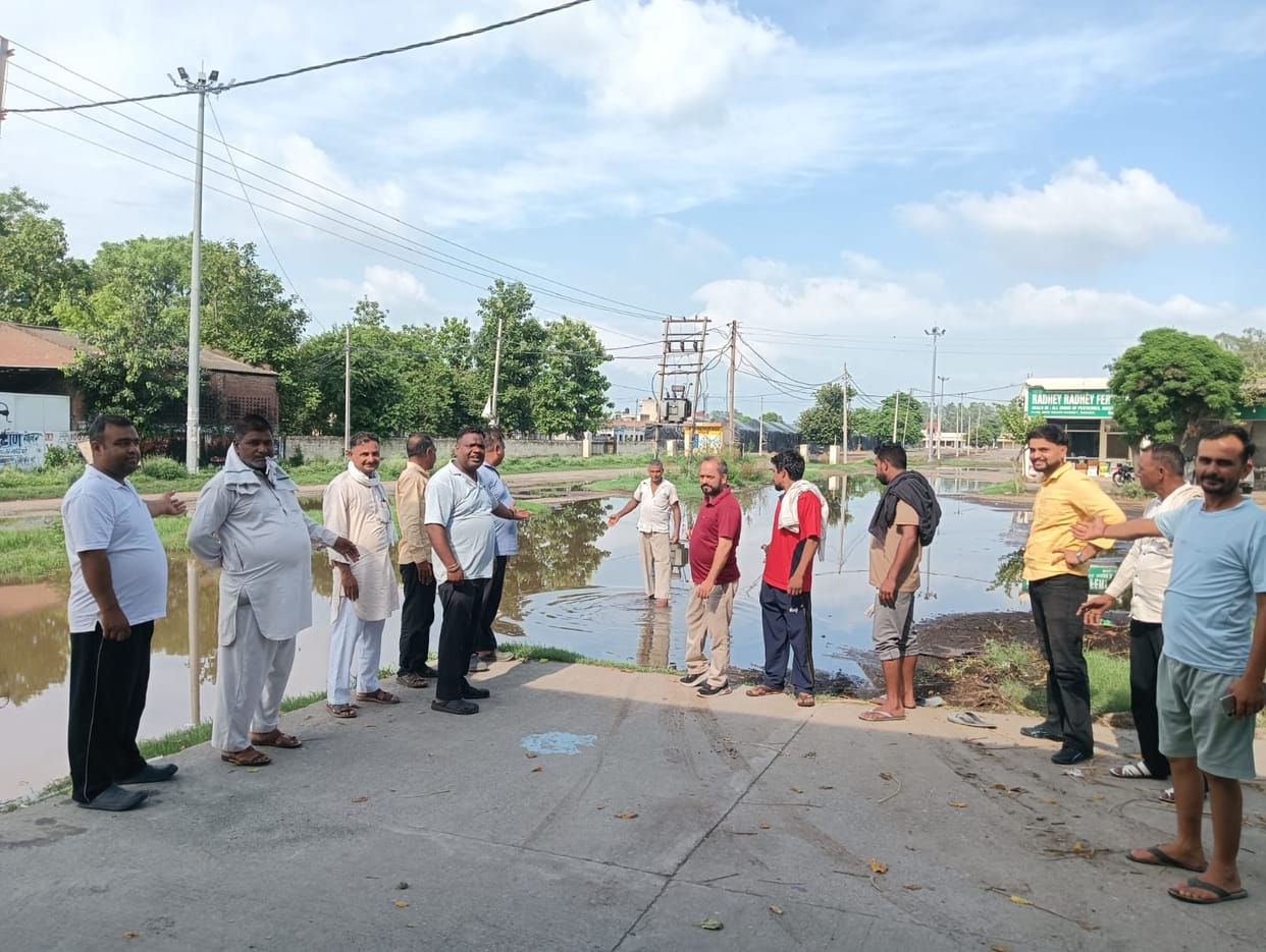 Traders are troubled by waterlogging at the gate of the grain market.