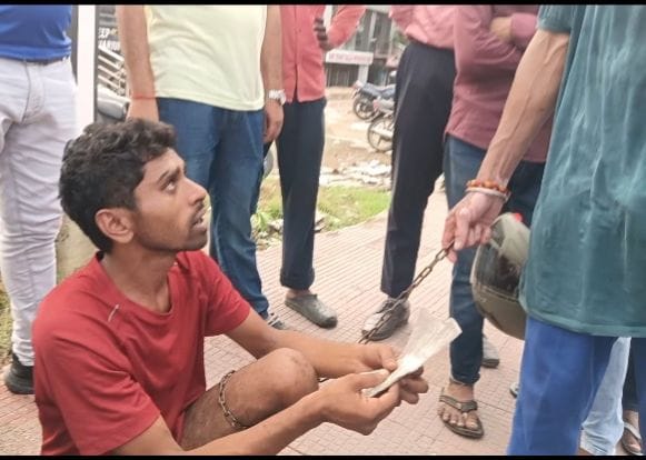 The accused of theft was tied with an iron chain