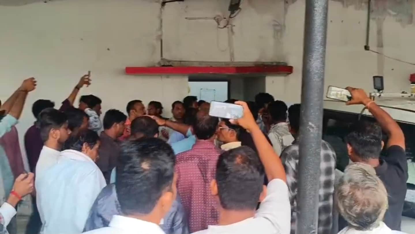चोरई थाने के बाहर हंगामा करते परिजन