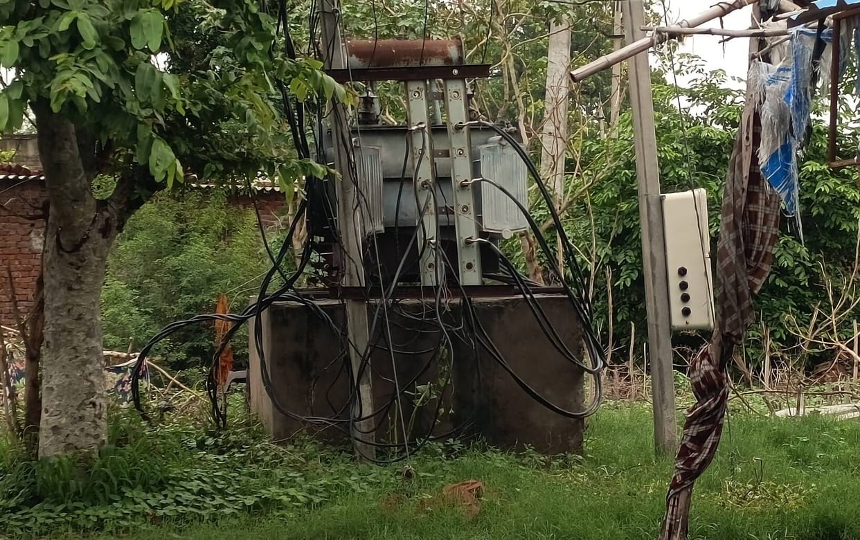 Transformer kept in the open by the highway; risk of accident during rain