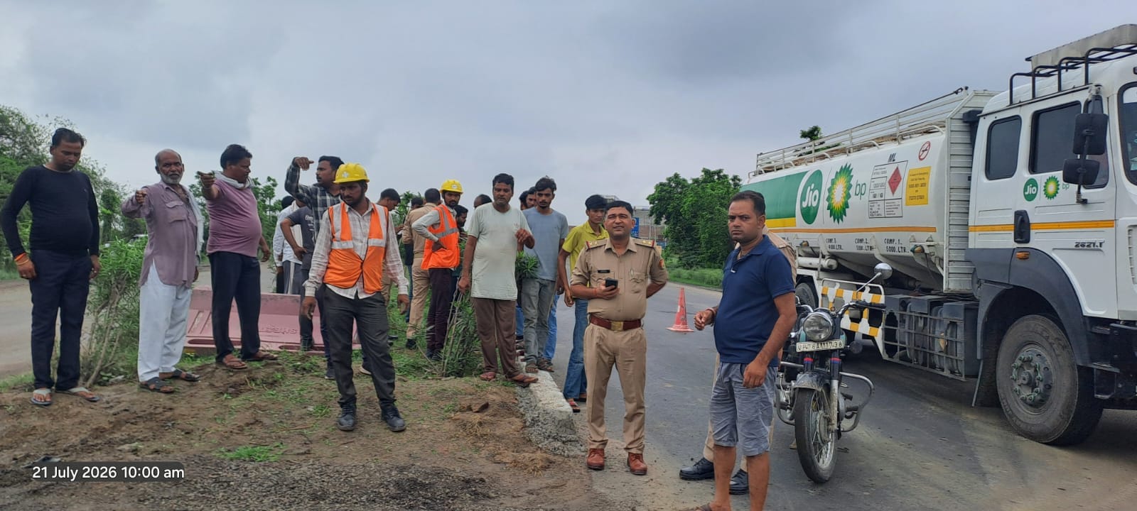 फोटो - 01 हादसे केबाद हाईवे पर लगी लोगों की भीड़। संवाद