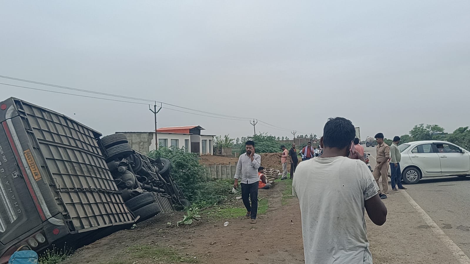 फोटो - 02 हादसे के बाद सड़क किनारे पड़ी बस। संवाद