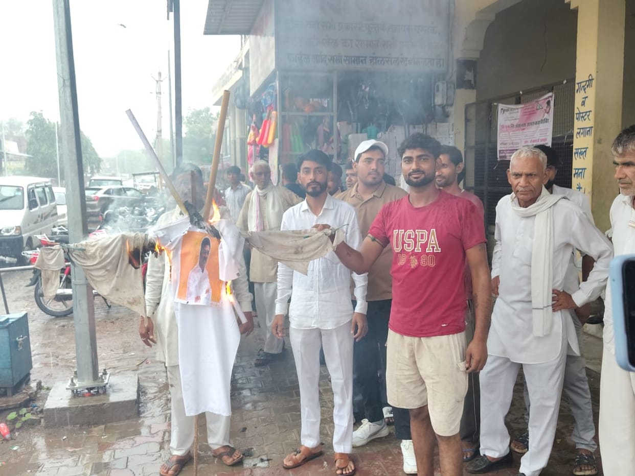 Youth Congress burns Education Minister's effigy in Nangal Chaudhary.