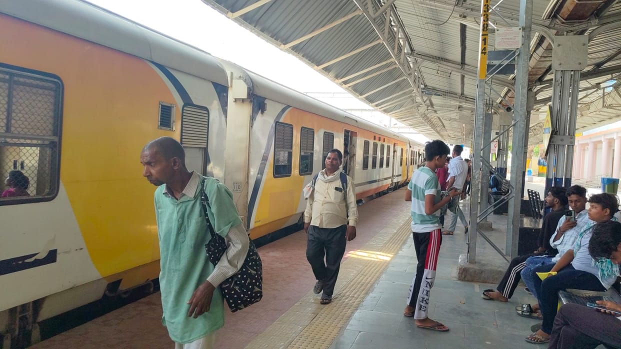 MEMU service to remain suspended today as well; passengers facing inconvenience.