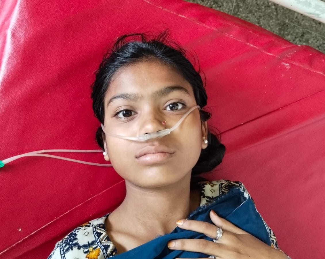 Four female students fell ill due to the heat; hospitalized.