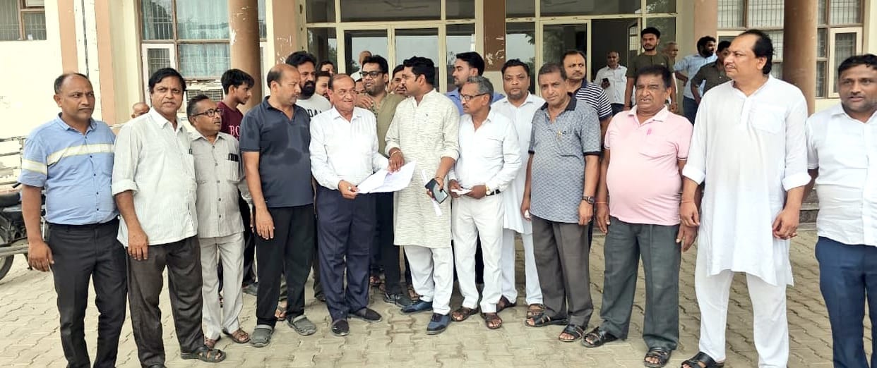 Agrawal Samaj submitted memorandum to the administration opposing the installation of second statue at Agrasen Chowk.
