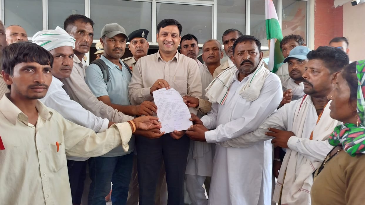 Rural sanitation workers marched to the Mini Secretariat.