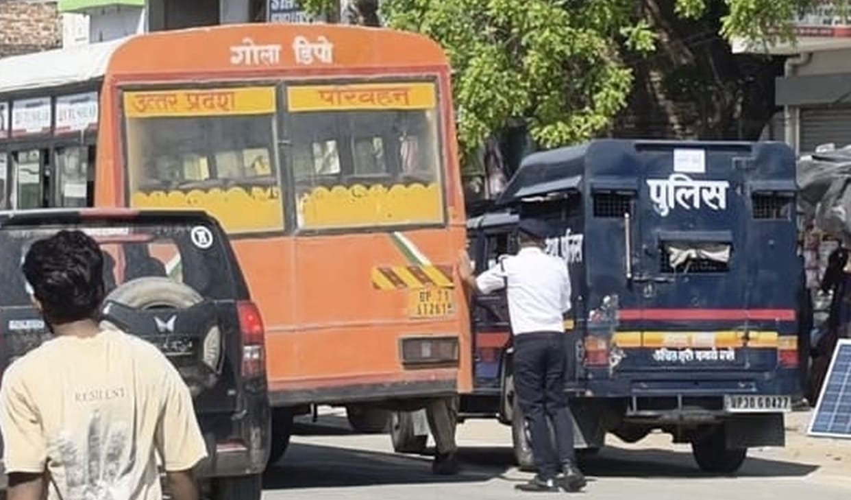 A roadways bus broke down on the road before the Deputy Chief Minister's convoy passed by.