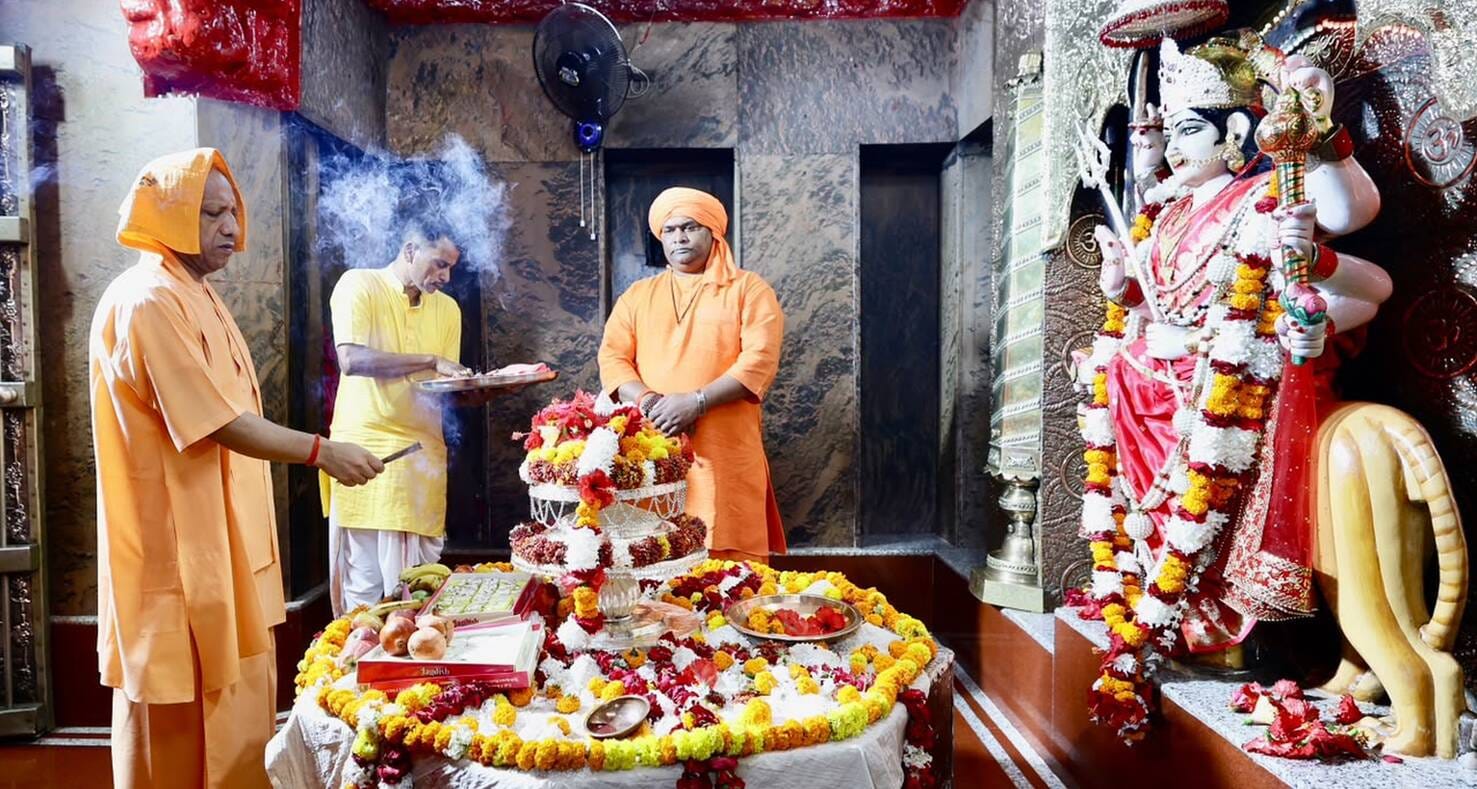 फोटो-29-बलरामपुर के शक्तिपीठ देवीपाटन मंदिर में पूजा अर्चना करते सीएम योगी आदित्यनाथ  ।-स्रोत: