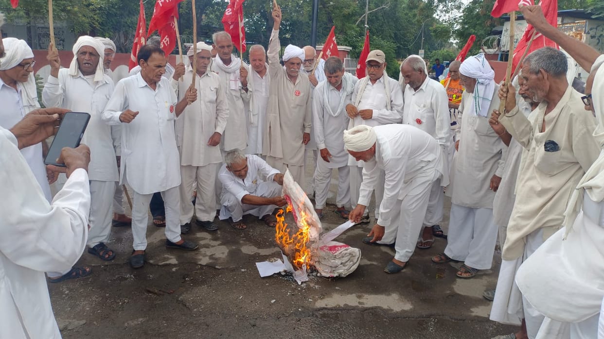 Farmers protest against India-US trade deal, burn PM's effigy