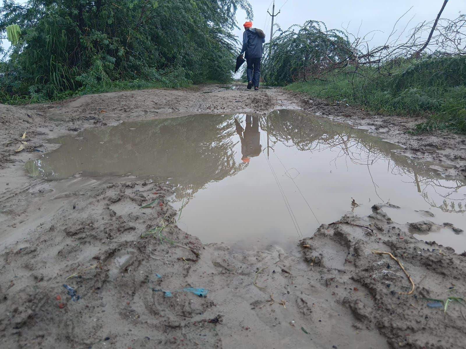फोटो-30-सकहन राजपूतान प्राथमिक स्वास्थ्य केंद्र जाने वाले मार्ग पर दलदल रास्ते से जाते फार्मासि