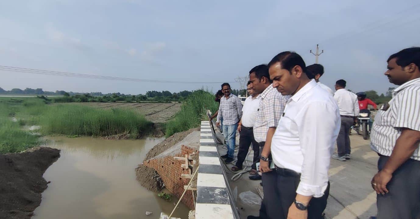 फोटो-32-परियर में निर्माणाधीन पुलिया का निरीक्षण करते एडीएम व एसडीएम। संवाद