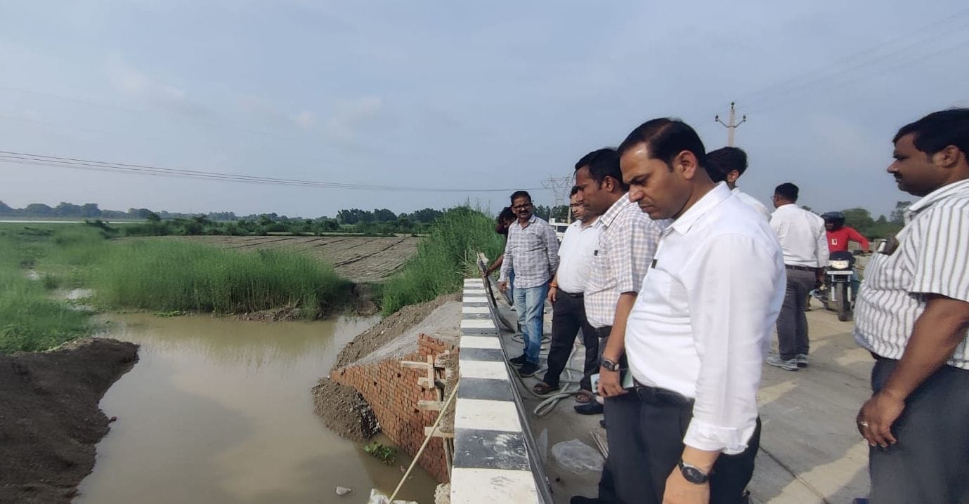 फोटो-32-परियर में निर्माणाधीन पुलिया का निरीक्षण करते एडीएम व एसडीएम। संवाद