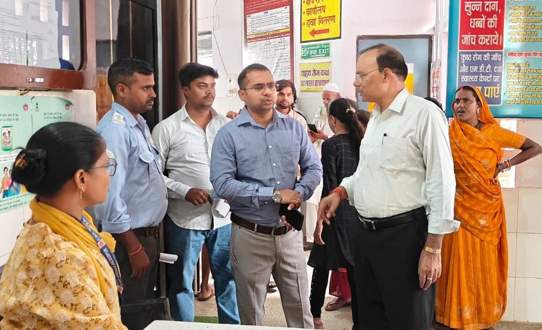 फोटो-34-बलरामपुर के सीएचसी उतरौला का निरीक्षण करते सीएमओ ।-स्रोत : विभाग