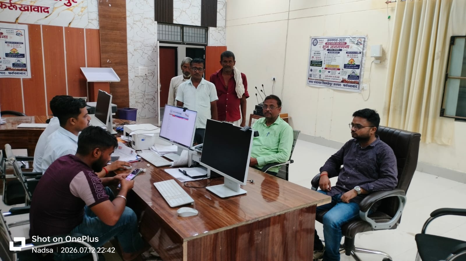 फोटो-34 नगर पंचायत खिमसेपुर में बैनामा प्रक्रिया पूरी कराते राजस्व कर्मी। स्रोत: कर्मचारी