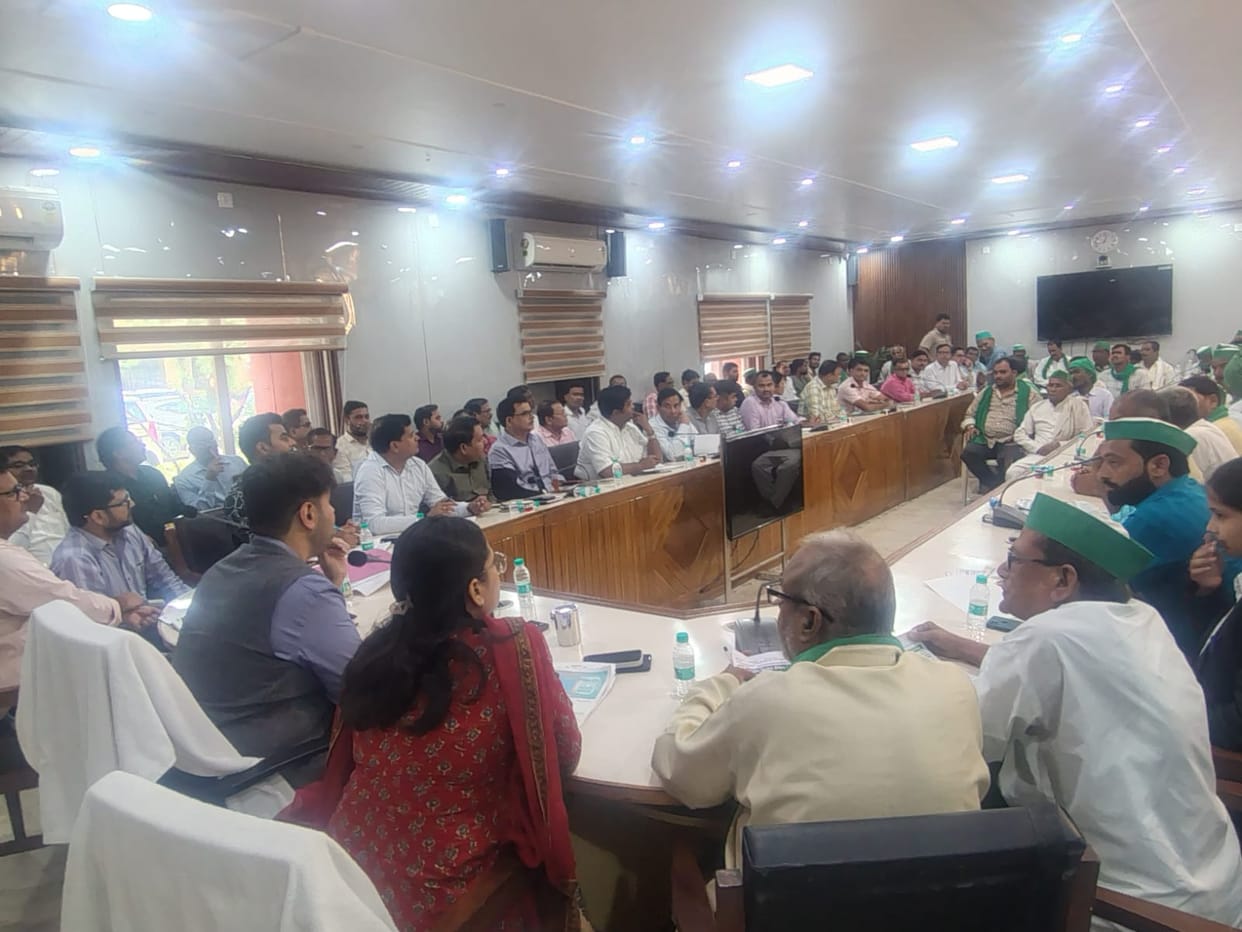 Farmers raised the issue of closed cooperative societies.