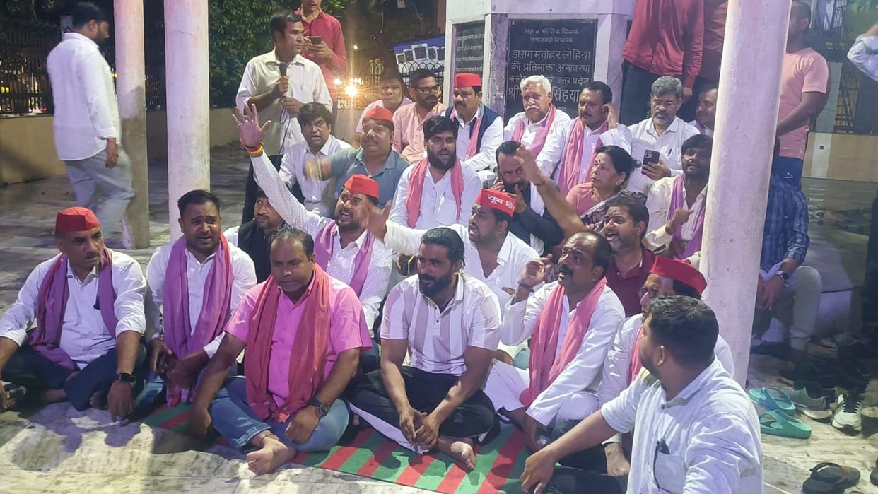 SP stages protest in Delhi against Akhilesh's detention.