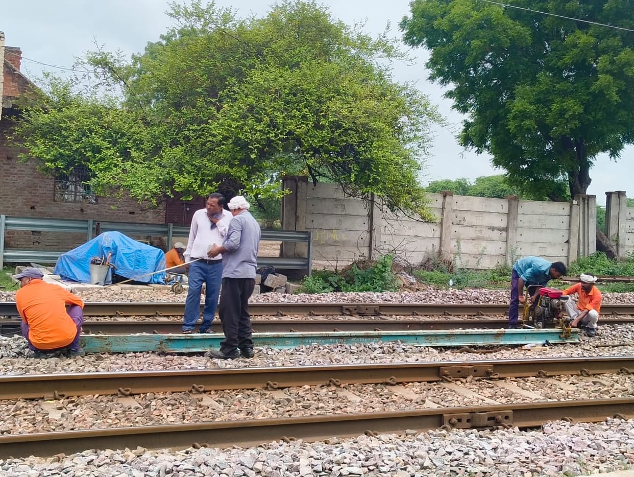 Rail track cracked; replaced after imposing a block.