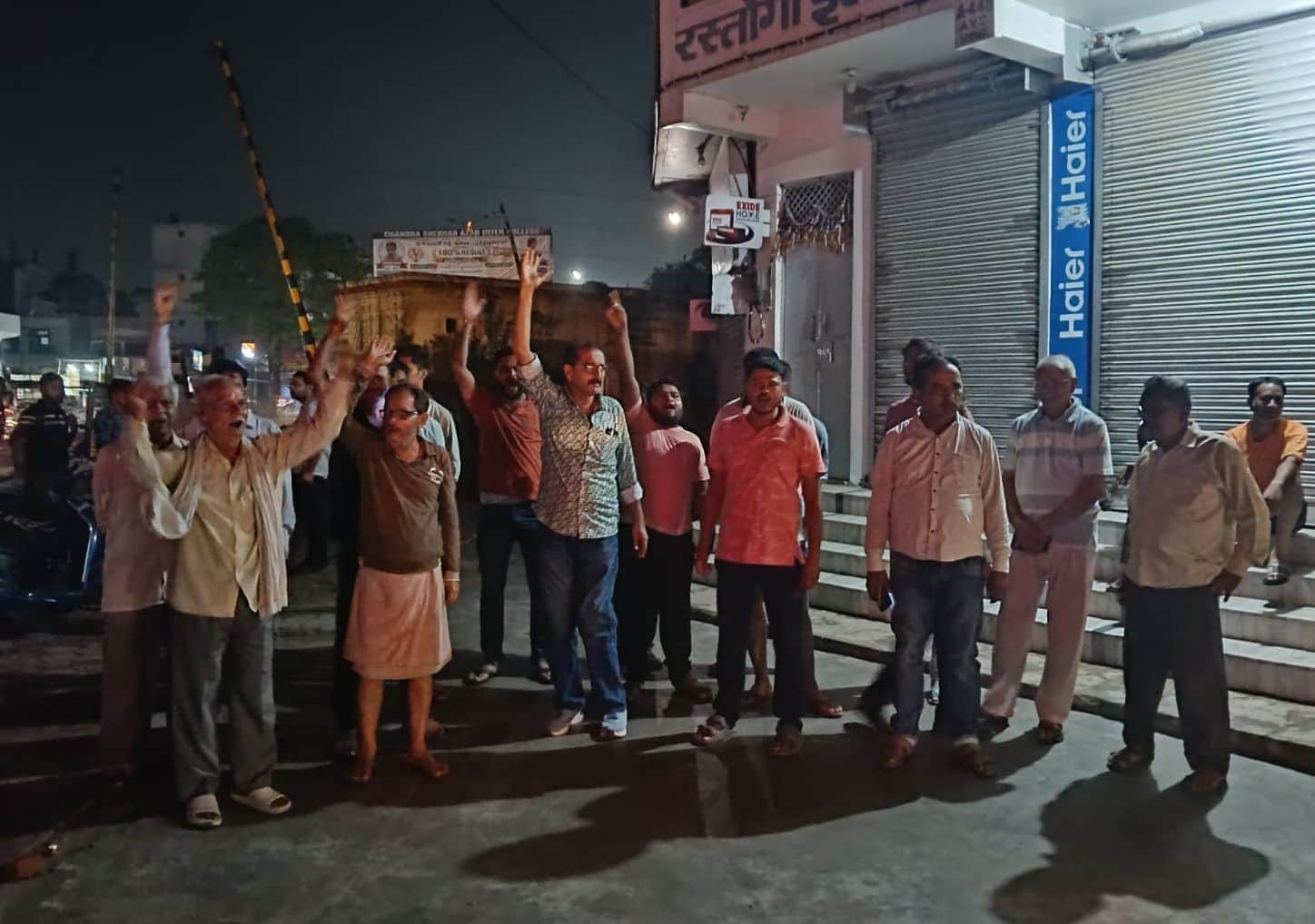 फोटो-7-बिजली न आने पर सोमवार रात क्रॉसिंग के पास प्रदर्शन करते आवास विकास के लोग।